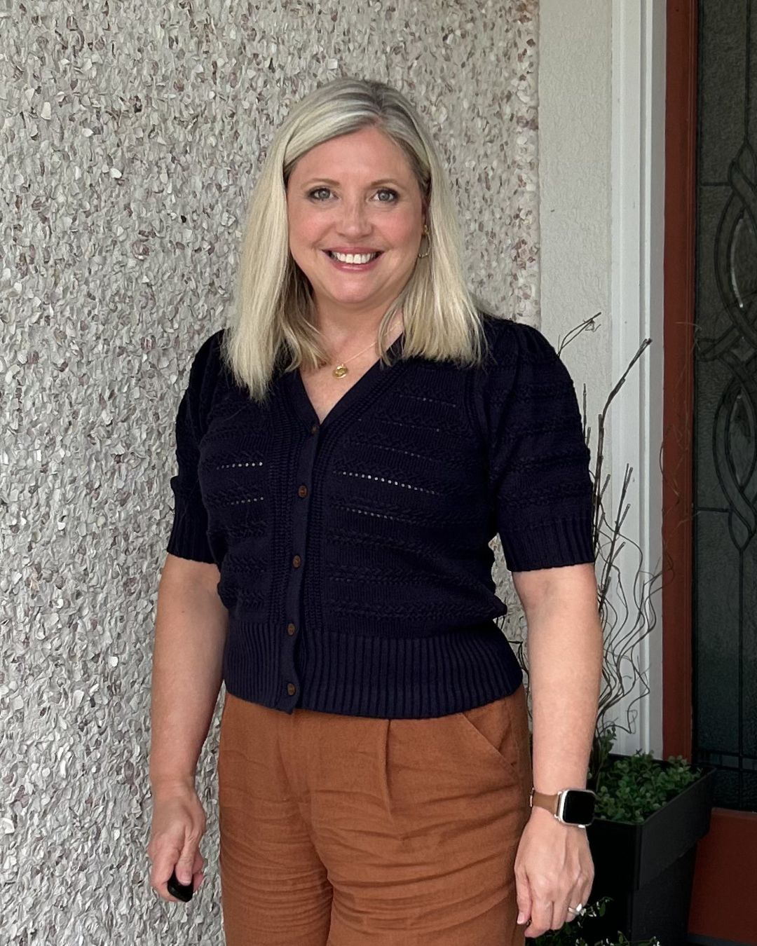 Navy Knit and Cinnamon Trousers: A Refined Color Pairing for Transition Season